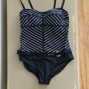 3 / 20$🇨🇦 Nygard SBlack and White Swimsuit